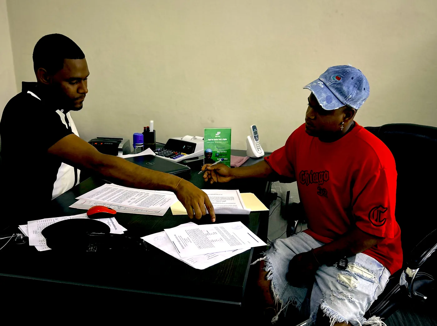 Un cliente completando su solicitud de financiamiento en las oficinas de JP Motors
